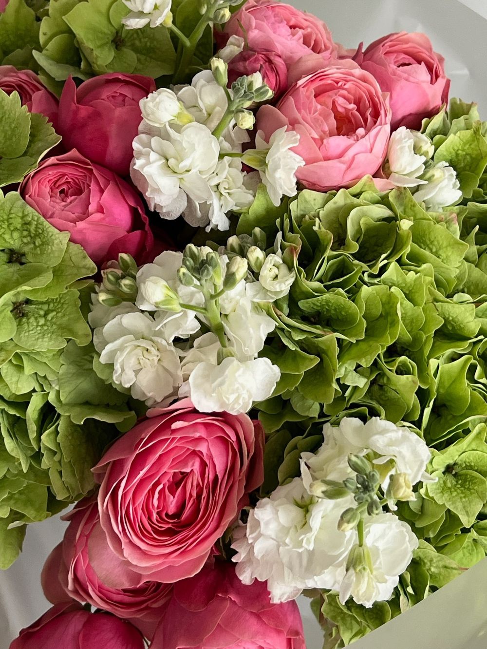 Букет сборный из гортензии, кустовых пионовидных роз и маттиолы