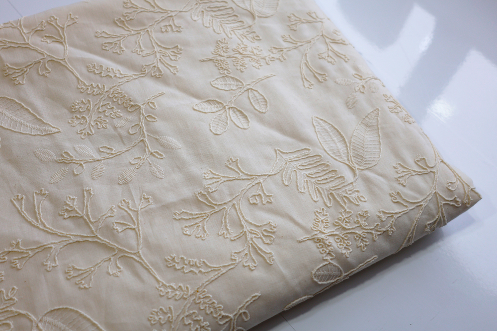 СВЕТЛЫЙ - Хлопок с объемной вышивкой (1414 Маша)