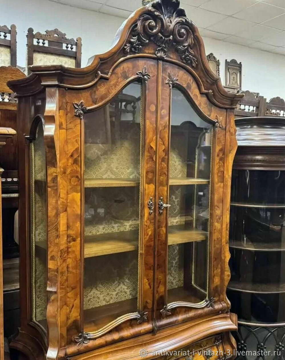 Старинная витрина