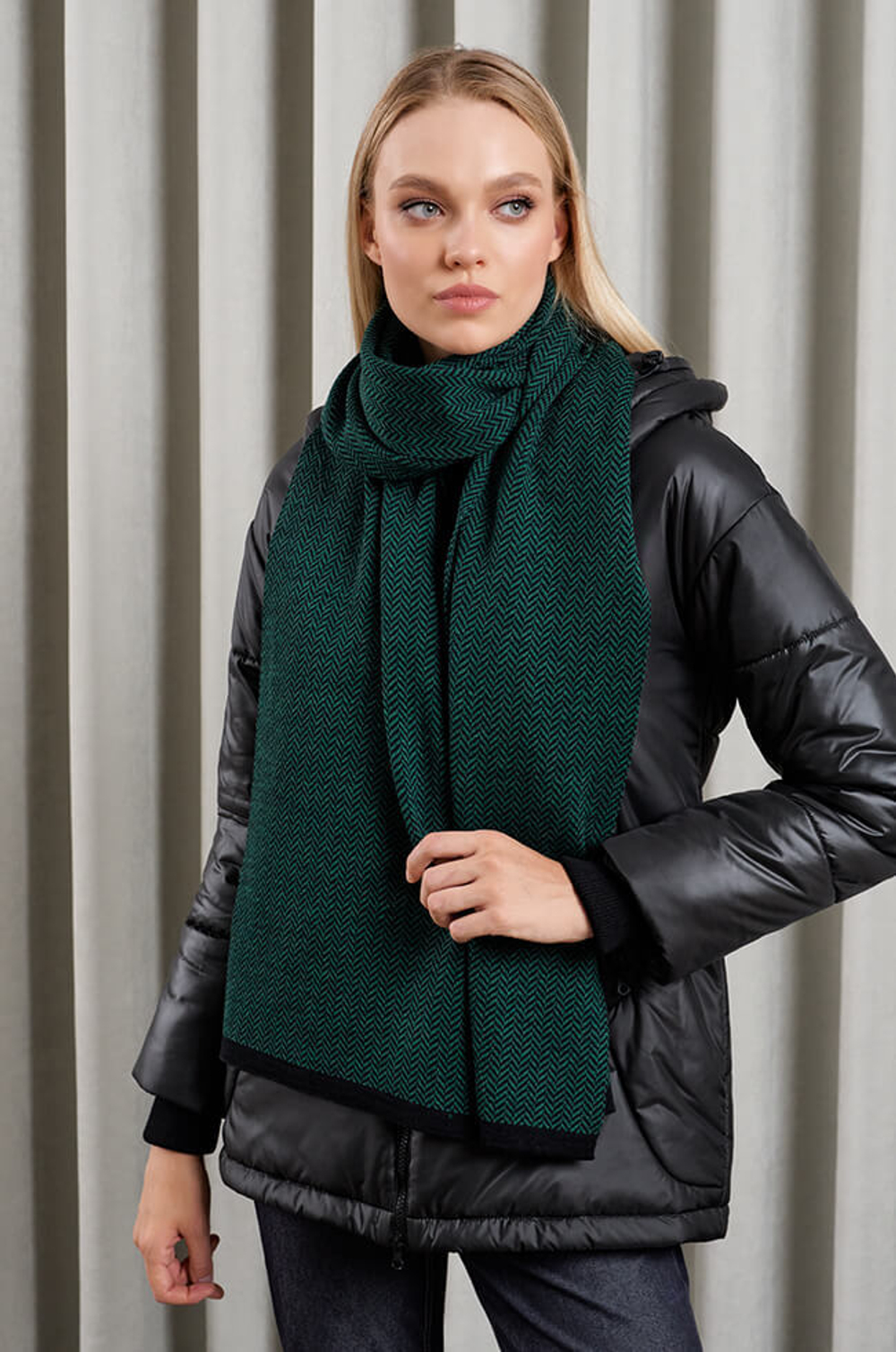 8381 Шарф женский (черно-зеленый)