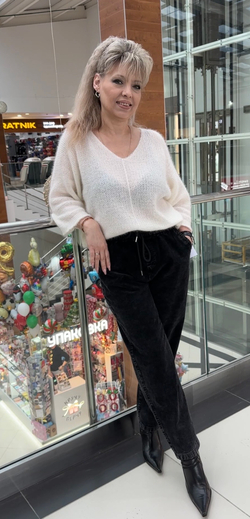 Белый джемпер с V- образным вырезом декольте