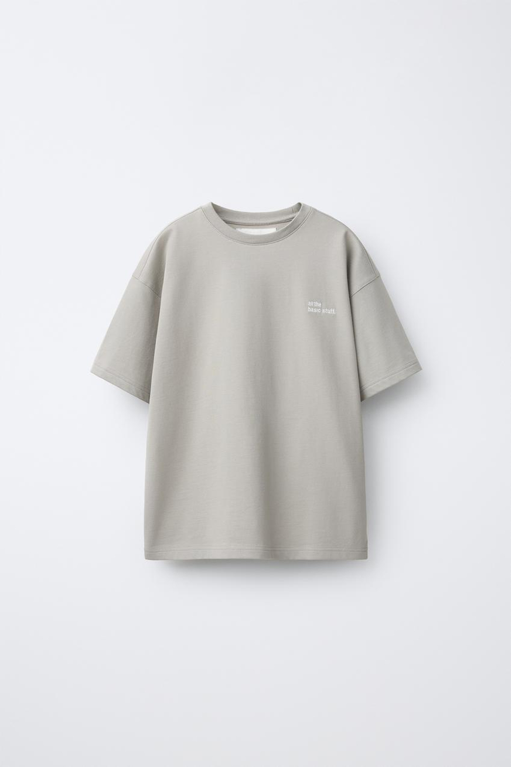 ZARA ФУТБОЛКА ИЗ ПЛОТНОЙ ТКАНИ С ВЫШИТОЙ НАДПИСЬЮ, МЯГКИЙ СЕРЫЙ