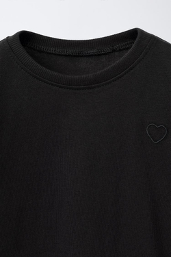 ZARA БАЗОВАЯ ФУТБОЛКА С ВЫШИТЫМ СЕРДЦЕМ, ЧЕРНЫЙ