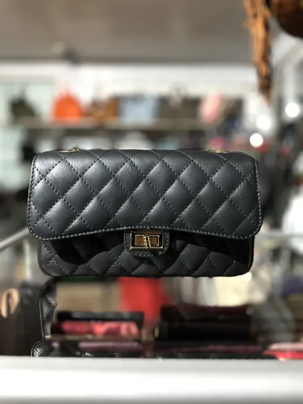 Женская сумка с цепочкой из натуральной кожи черного цвета