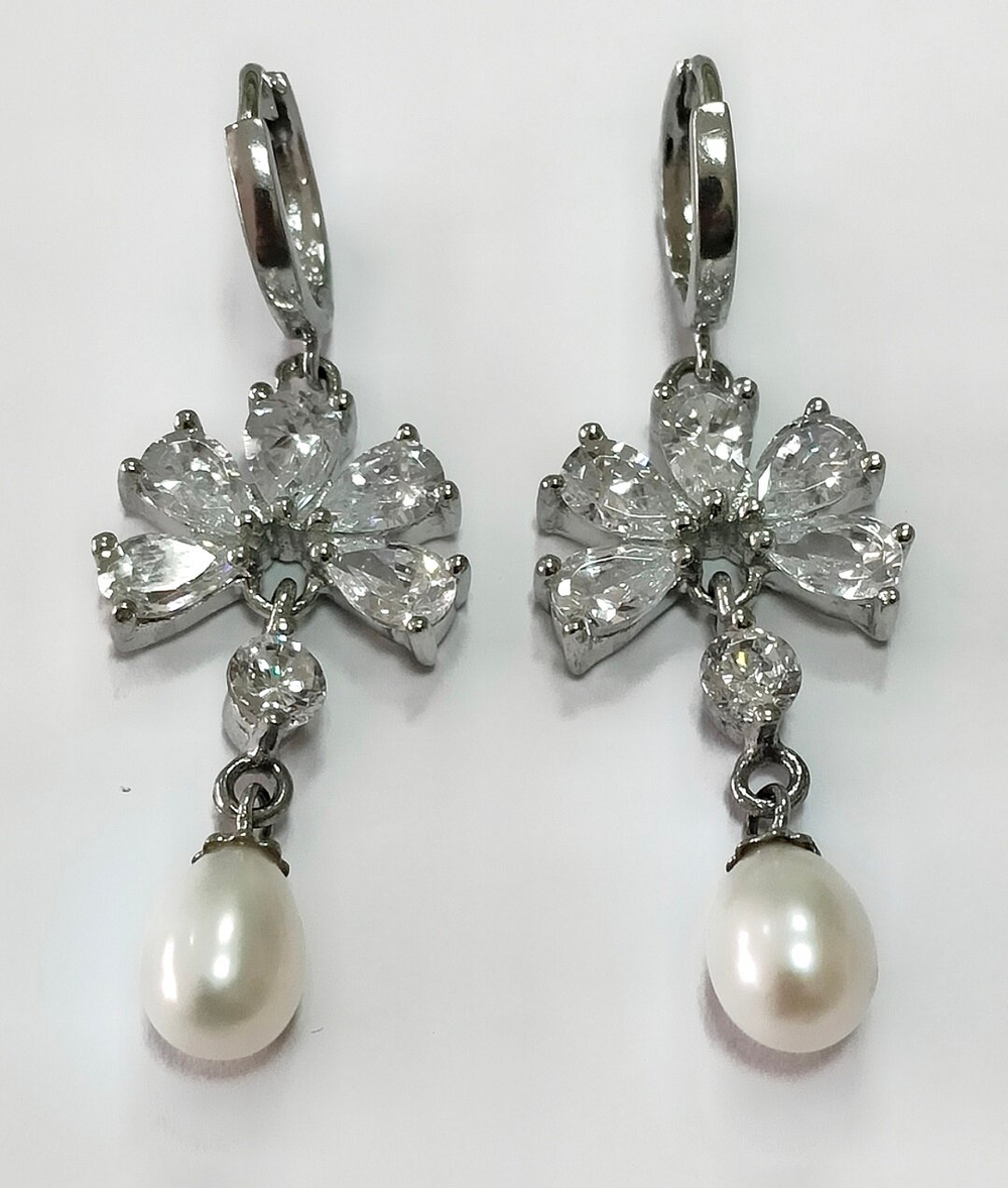 Ювелирные серьги из серебра с жемчугом и фианитами