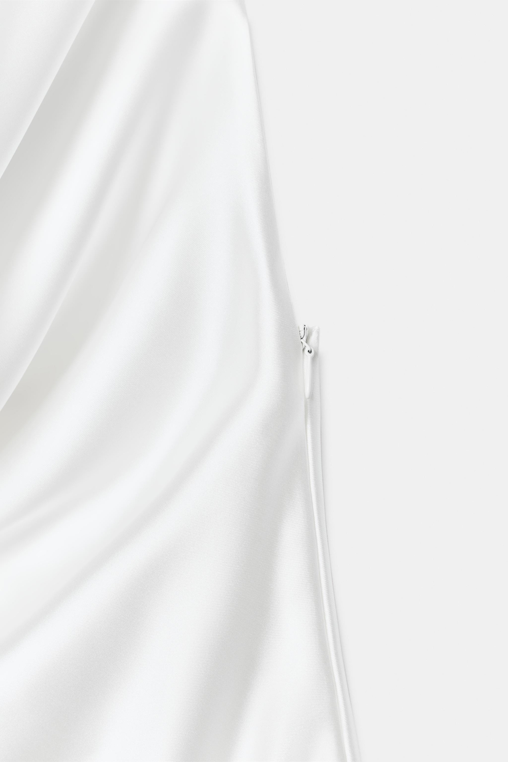 ZARA АТЛАСНОЕ МИНИ-ПЛАТЬЕ С ПОЯСОМ, БЕЛЫЙ