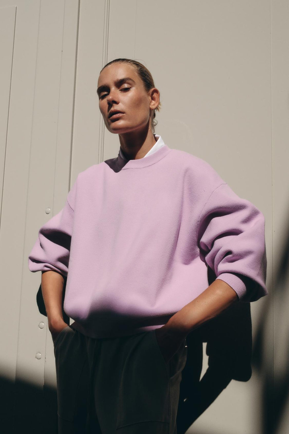 ZARA ТРИКОТАЖНАЯ ТОЛСТОВКА В РУБЧИК, СИРЕНЕВЫЙ