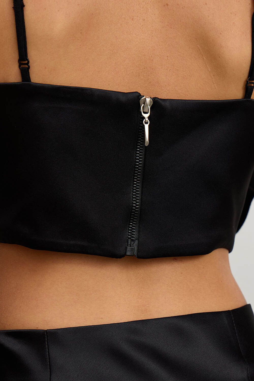 Топ с цветком из атласа черного цвета