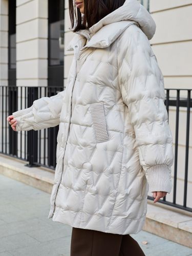 Светло-бежевый удлиненный пуховик с манишкой-капюшоном