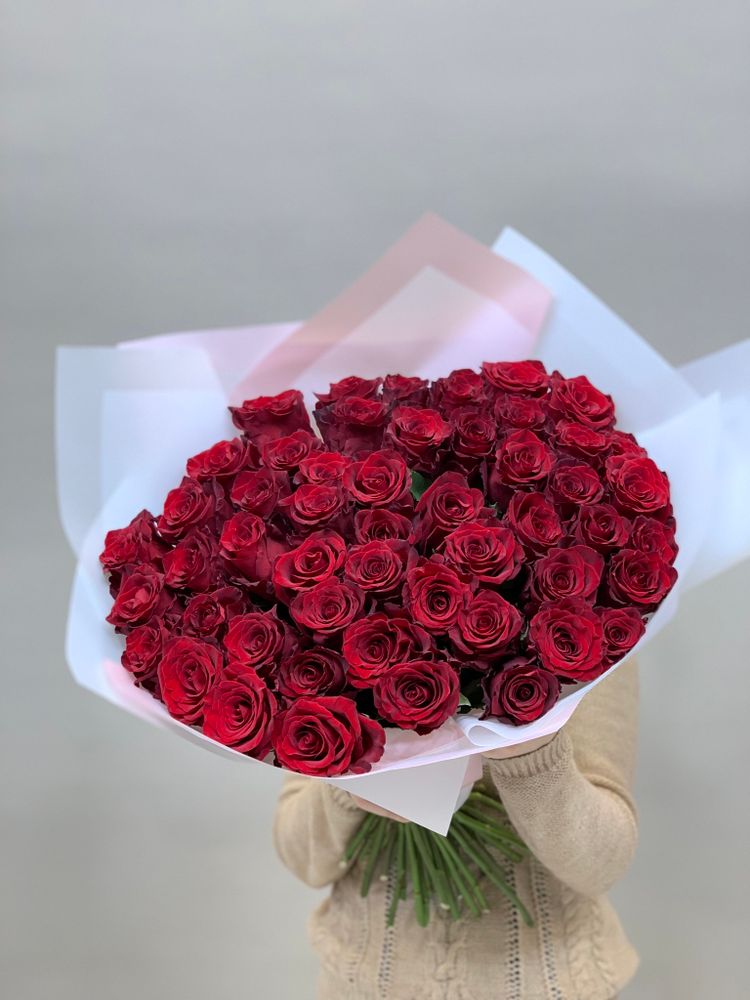 Букет 55 красных роз Эквадор 50см в пленке