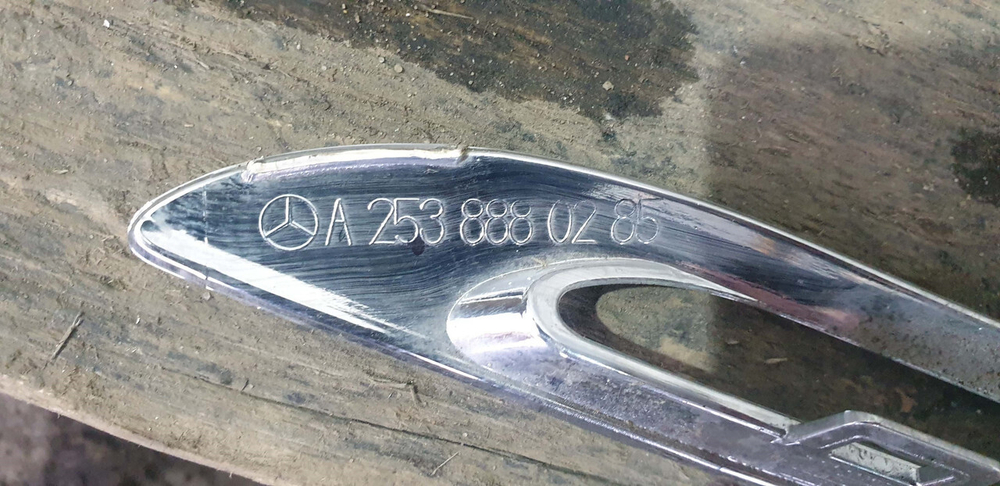 Молдинг решетки радиатора правый верхний Mercedes GLC (X253) 15-19 Б/У Оригинал A2538880285
