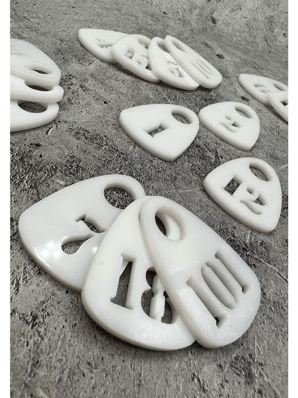 Номерки для гардероба прорезные пластиковые