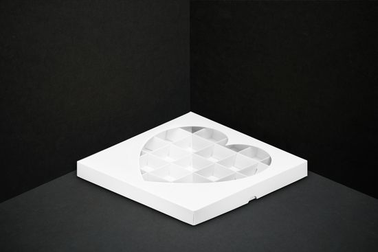 Упаковка с окном для 25 конфет. Сердце