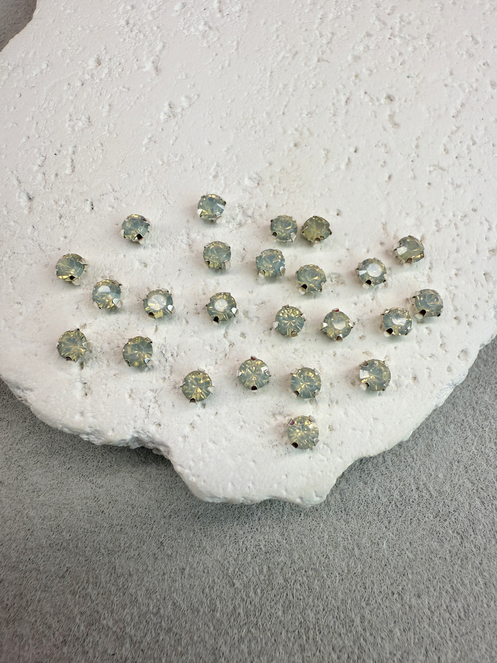 Шатоны 4 мм, Белый опал в серебре, 25 шт