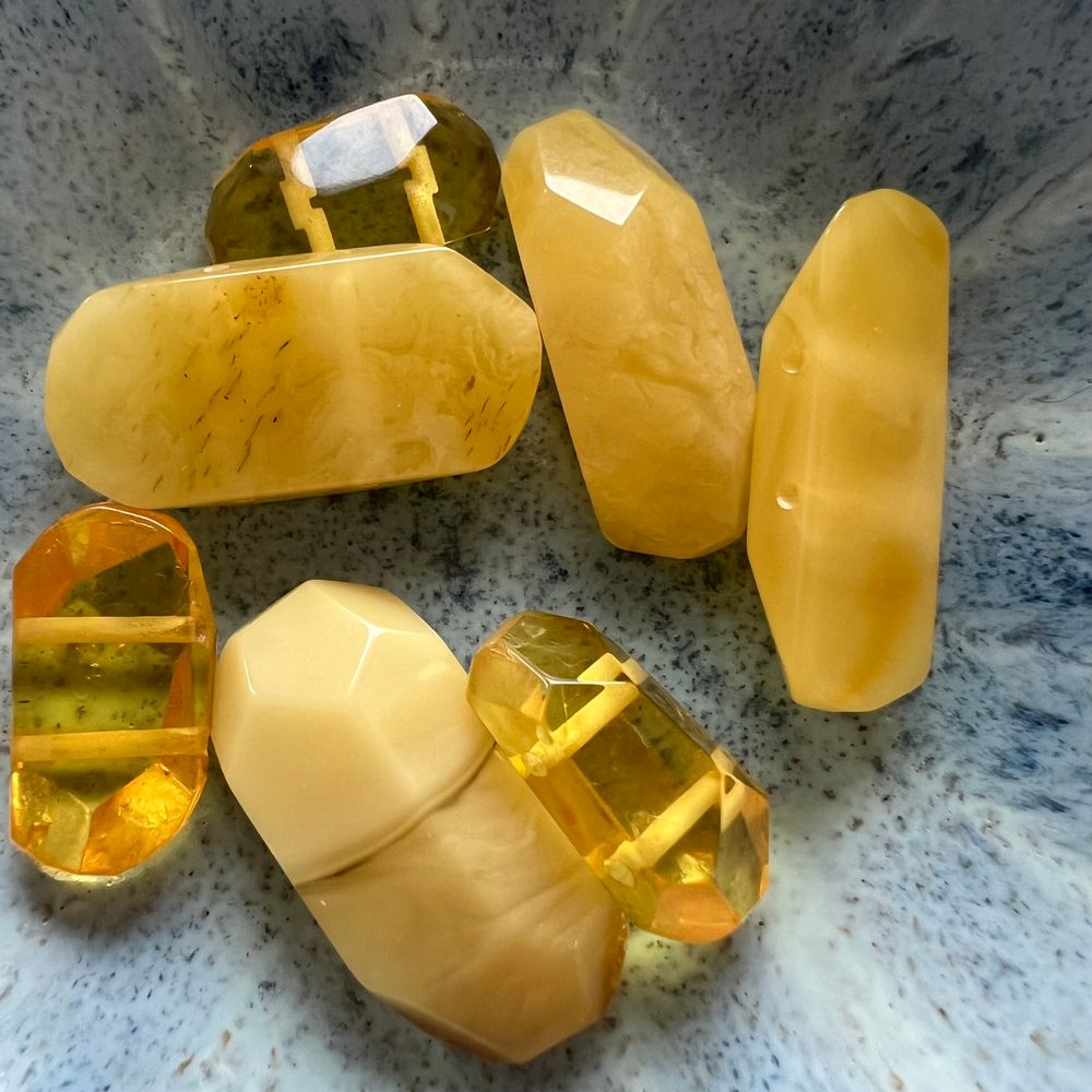 Янтарь. Камни для изделий на заказ. Цена зависит от вида заказанного изделия