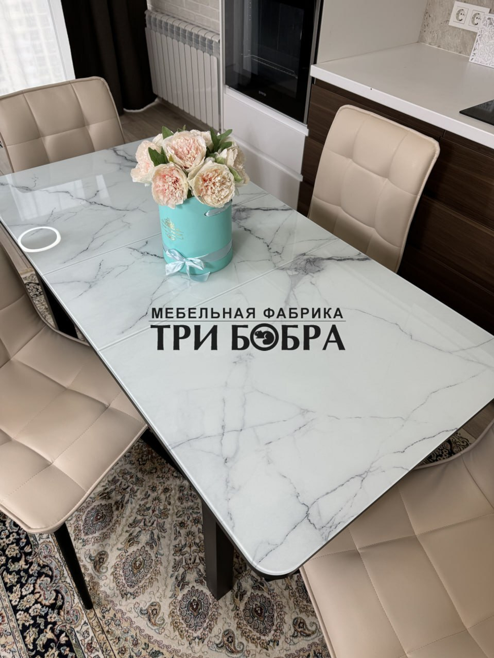 Стеклянный раздвижной стол "Итальянский мрамор" и стулья "ГУЧИ" ваниль