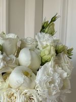 Свадебный букет из пионов, лизиантуса, кустовых пионовидных и одноголовых роз