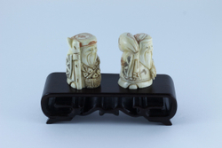 Сет нэцкэ Дзюродзин и Фукурокудзю на подставке