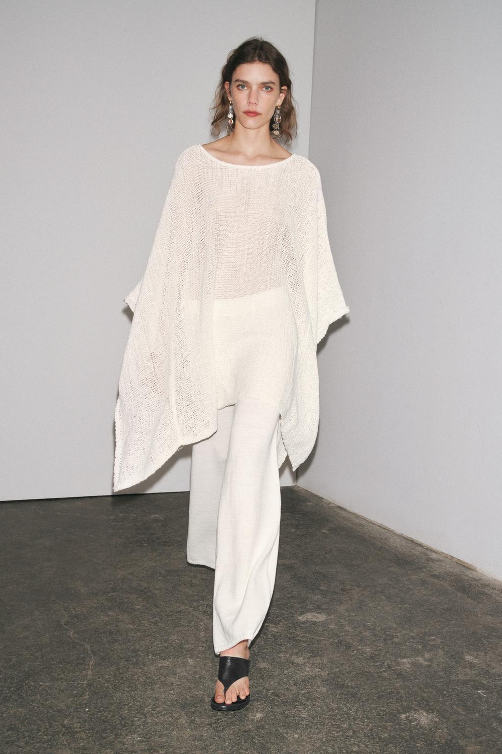 ZARA ТРИКОТАЖНОЕ ПОНЧО, БЕЛЫЙ