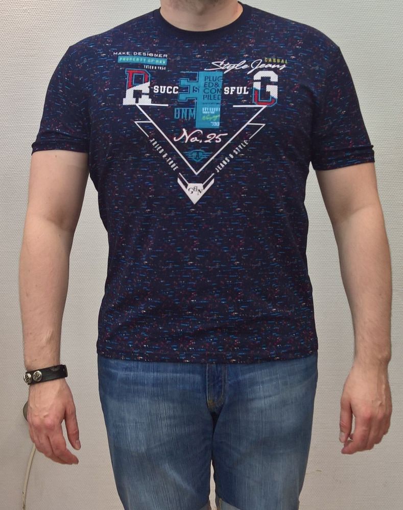Синяя стрейчевая мужская футболка с рисунком на груди
