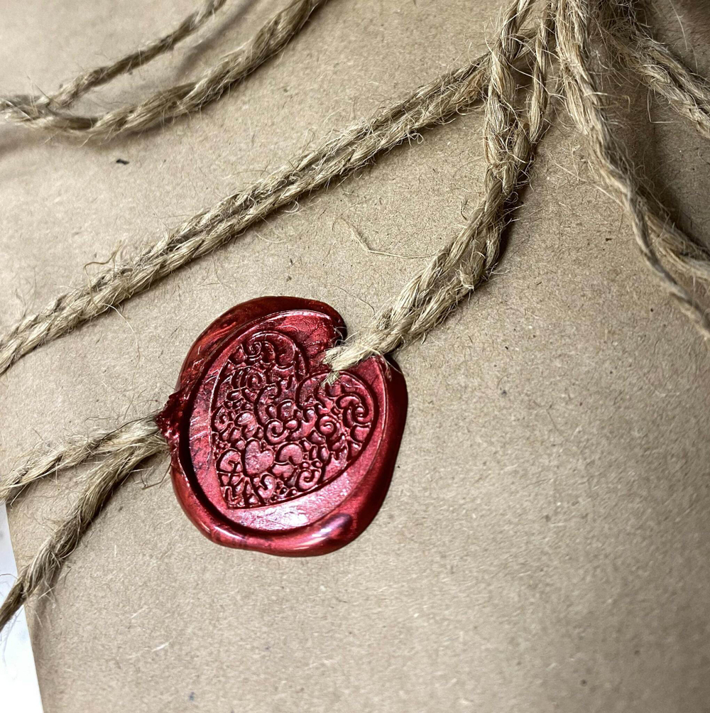 Крафт с сургучной печатью. Услуга по упаковке подарка.