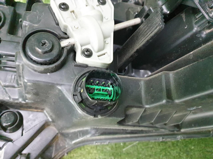 Битая Фара правая Kia Carnival 4 (2020-2023) LED