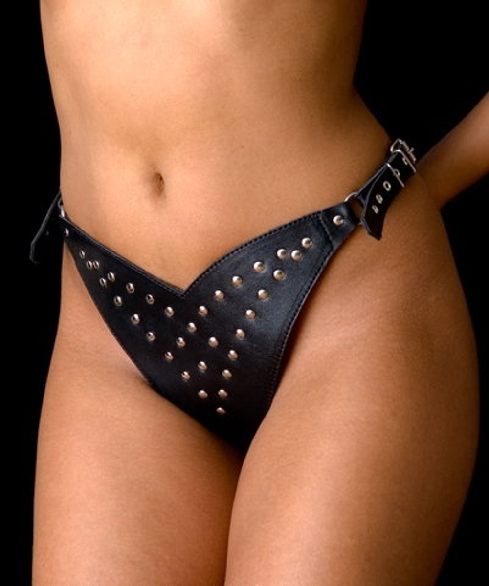 Трусики с клёпками из лакированной чёрной кожи