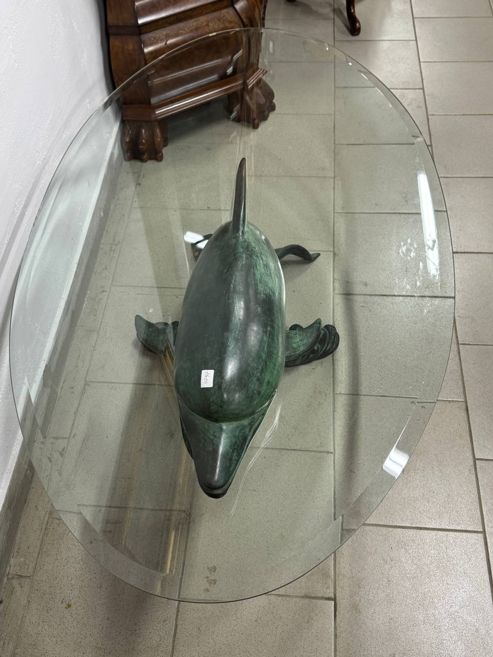 Журнальный столик с дельфином