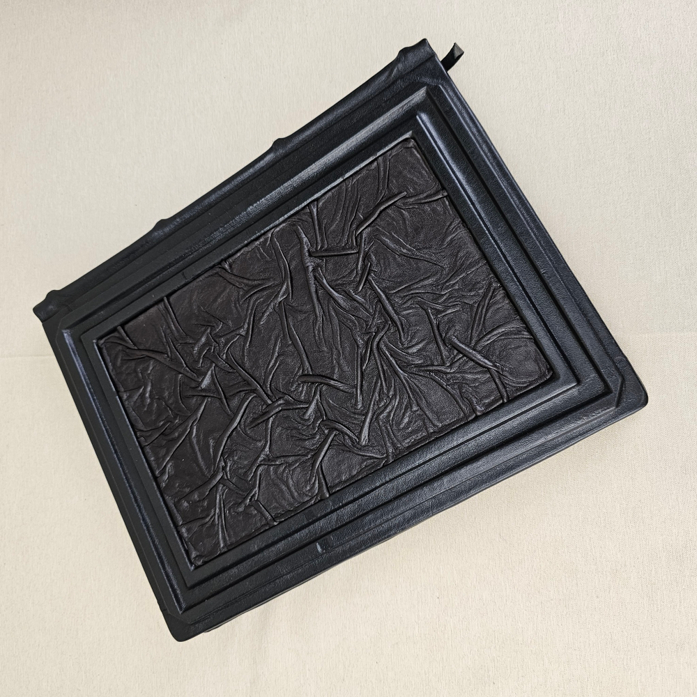 Книга в переплёте из натуральной кожи "Черное золото. История русской нефти" - 2 в футляре