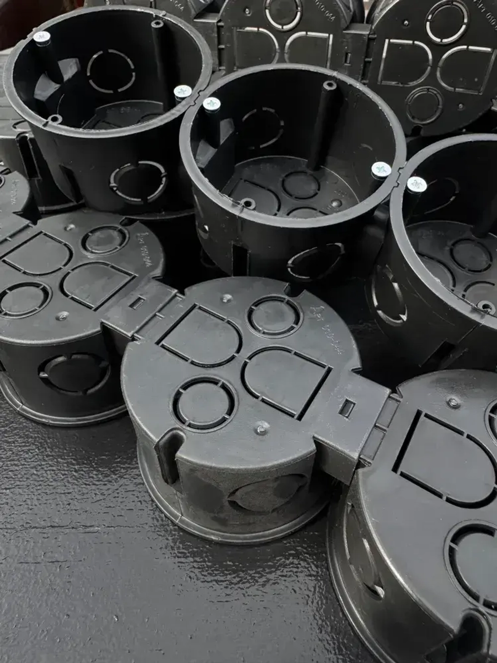 Коробка подрозетник с/у в бетон черный 68х42 (20 шт)