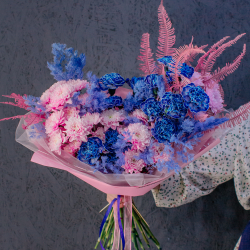 112. Стильный синий букет с розовой хризантемой