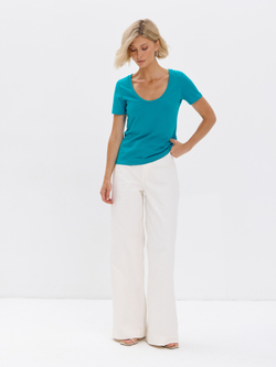 Футболка с глубоким круглым декольте