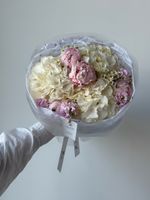 Букет сборный из гортензии, пионов, ромашки и кустовой маттиолы