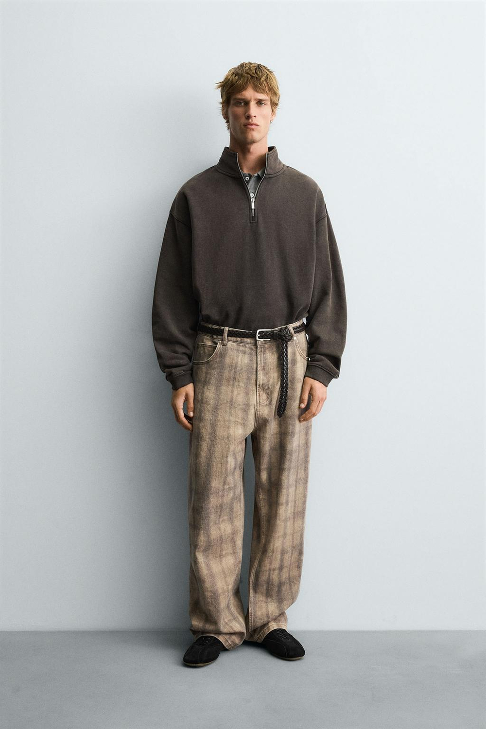 ZARA ТОЛСТОВКА С ЭФФЕКТОМ ПОТЕРТОСТИ И ВОРОТНИКОМ НА МОЛНИИ, КОРИЧНЕВЫЙ