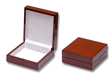 Футляр деревянный / лента в крышке, 113х117,2х43,5 мм