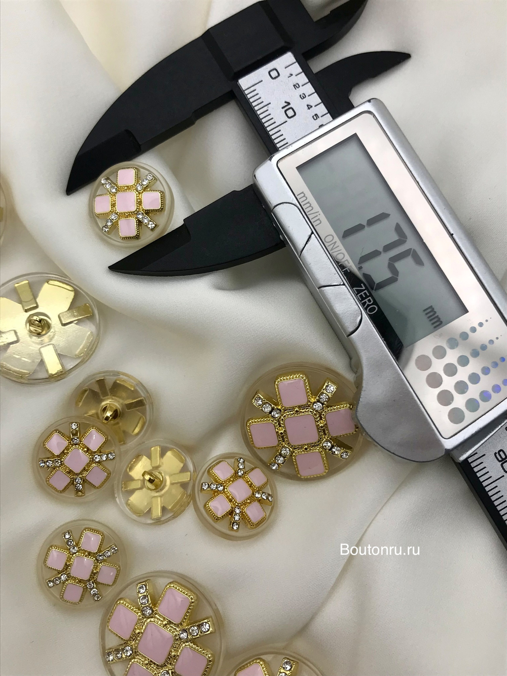 Пуговицы золотистые полупрозрачные с розовыми квадратными деталями и стразами