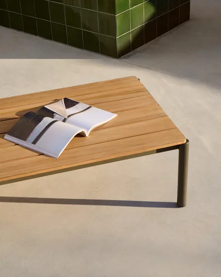 Журнальный столик Sorells из зеленого алюминия и тикового дерева 63 x 144,6 см