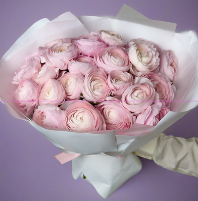 Flower bouquet of 11 ranunculus