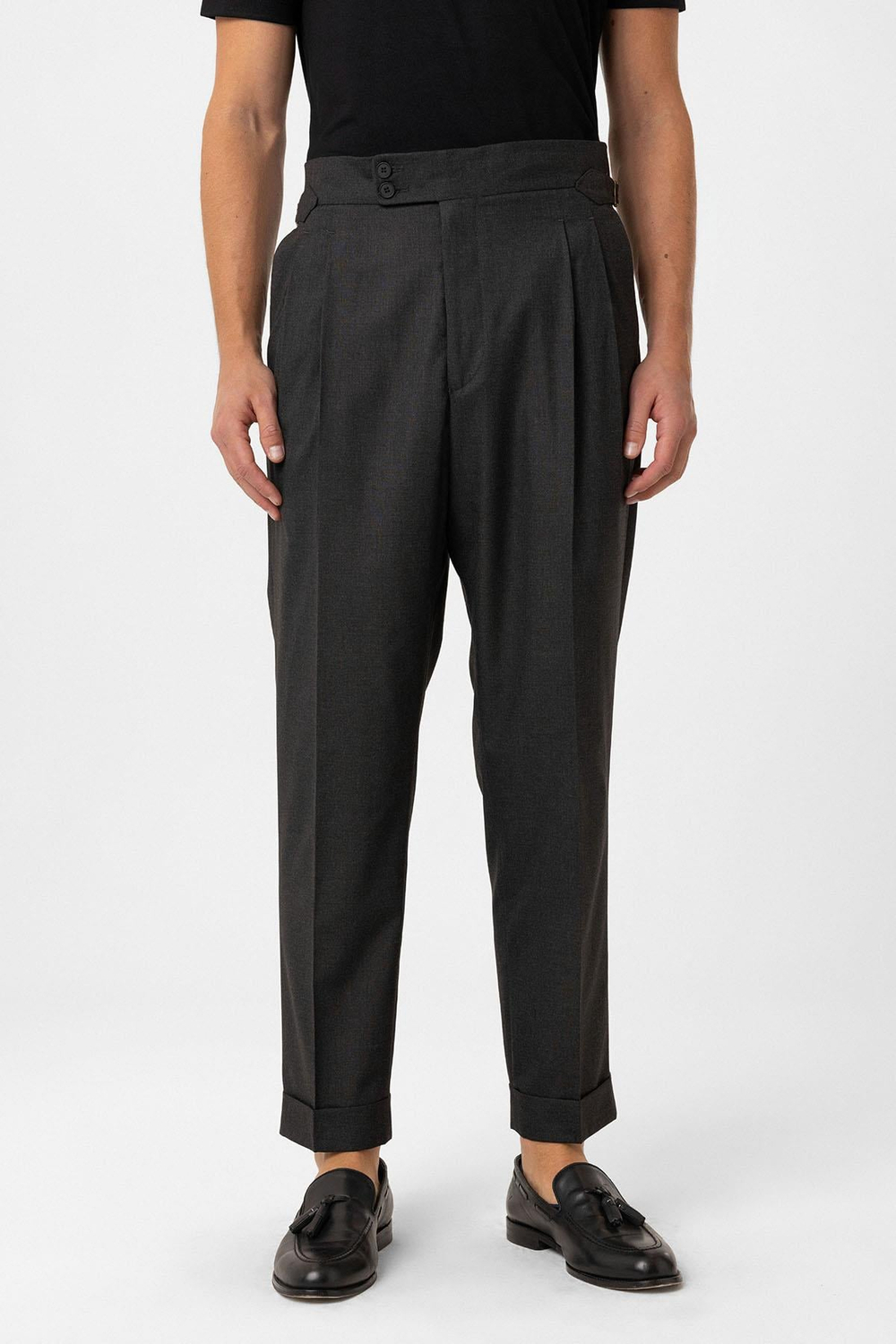 Костюм мужской классический двубортный серого цвета брюки с подворотом.