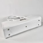 Женская сумка-багет из натуральной кожи белого цвета