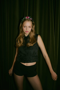 Ободок из гипюра с цветами