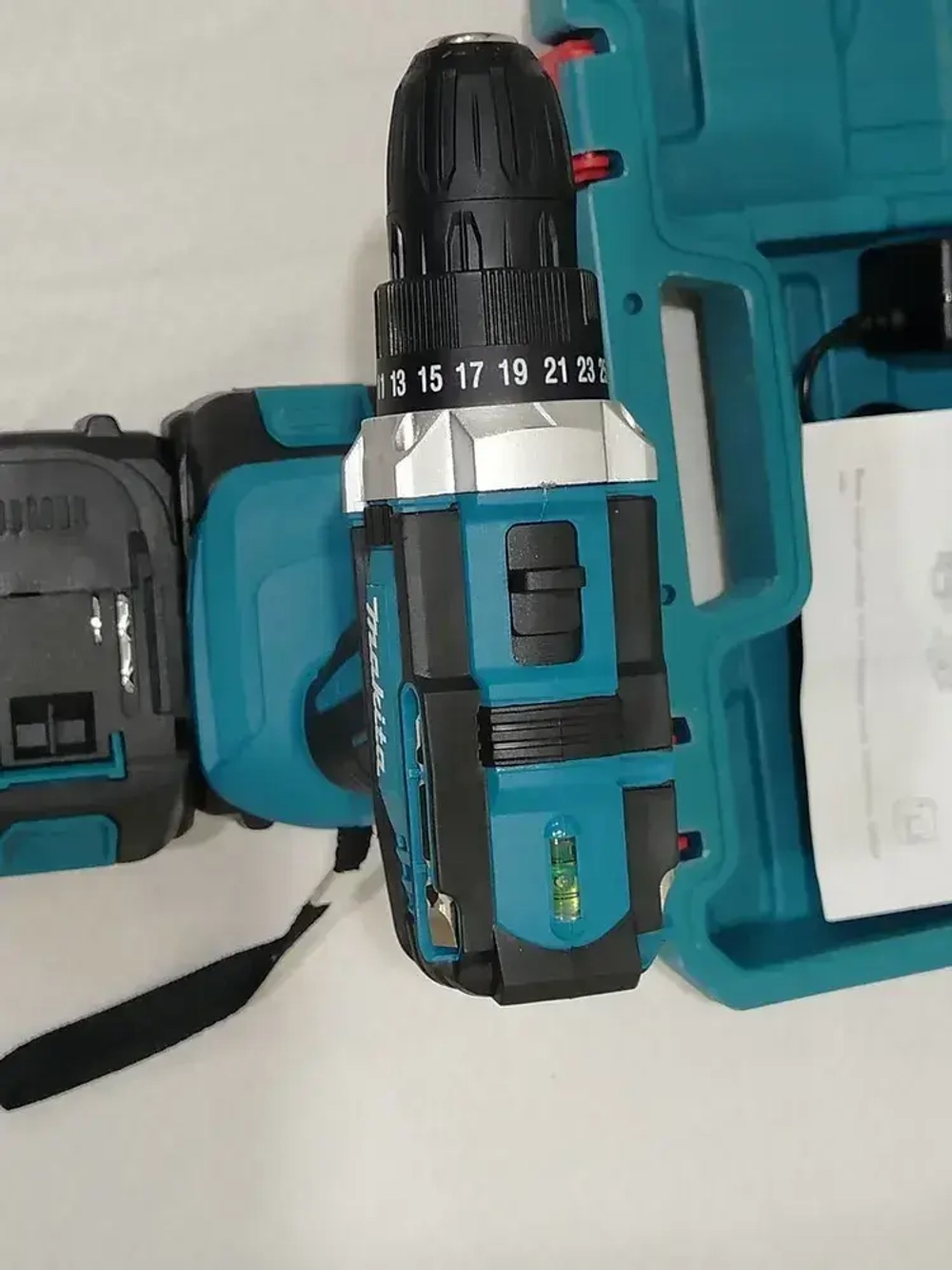 Аккумуляторная дрель-шуруповерт Макита с набором