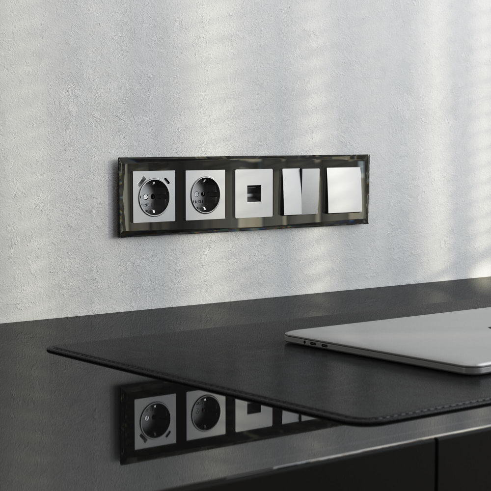 Рамка из стекла на 5 постов Diamant черный W0051208