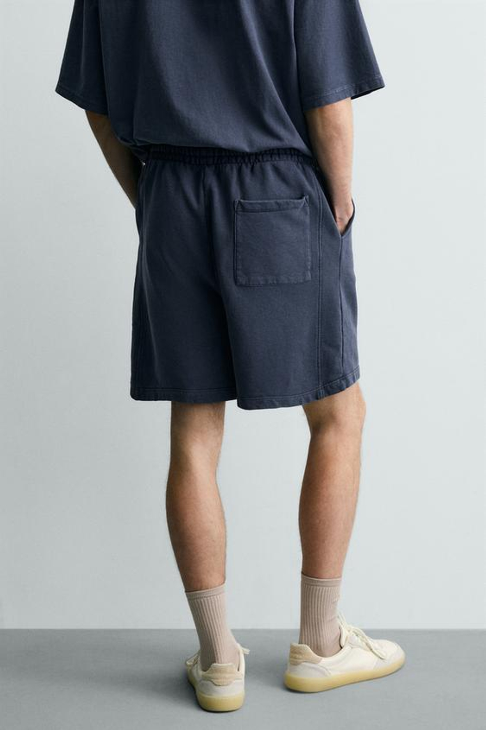 ZARA БАЗОВЫЕ ШОРТЫ-ДЖОГГЕРЫ С ЭФФЕКТОМ ПОТЕРТОСТИ, ЯРКО-СИНИЙ