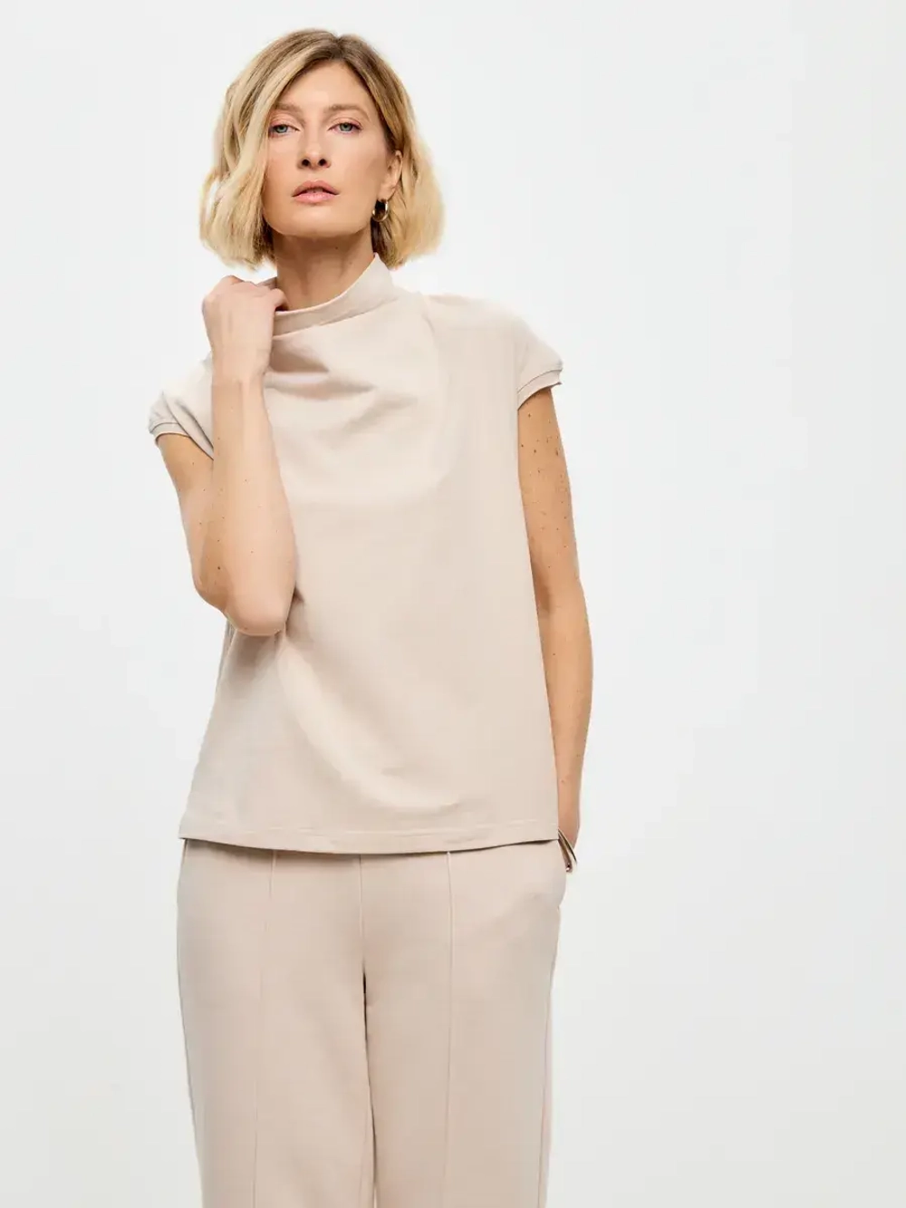 Футболка дизайнерская с цельнокроеным воротником