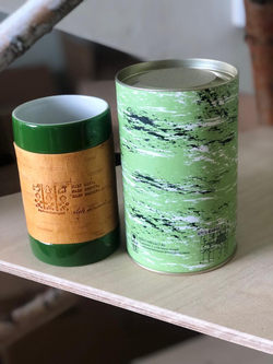 Кружка малая фарфоровая без ручки c берестой и с цитатами Толстого. Tolstoy forever.