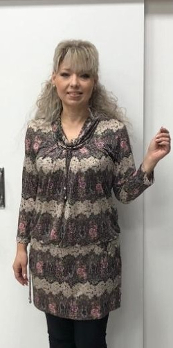 Вискозное нарядное платье-туника оригинальной расцветки