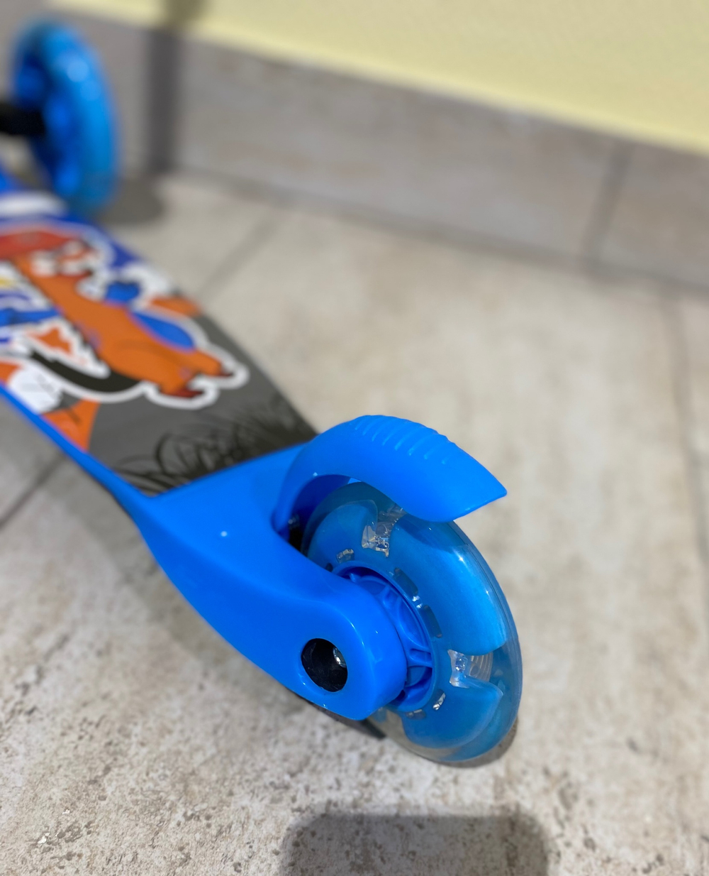 Самокат трехколесный 120мм свет А5-6-2 до 40кг (гол)