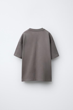 ZARA ФУТБОЛКА С ПРИНТОМ ГРАФФИТИ, СЕРЫЙ