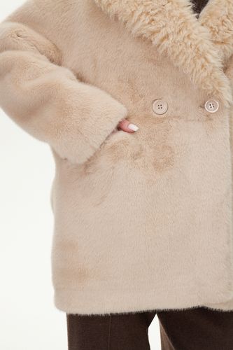 Бежевая шуба из эко-меха с английским воротником